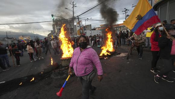 Manifestantes protestan contra el gobierno del presidente Guillermo Lasso en una barricada en llamas en Quito, Ecuador.