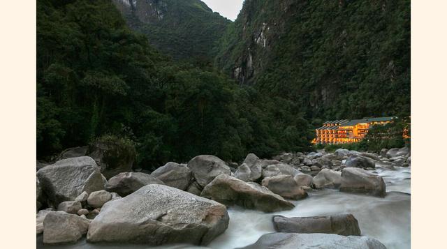 Sumaq Machu Picchu Hotel está situado en las orillas del río Vilcanota en Aguas Calientes al pie del antiguo sitio Inca de fama internacional del Perú.