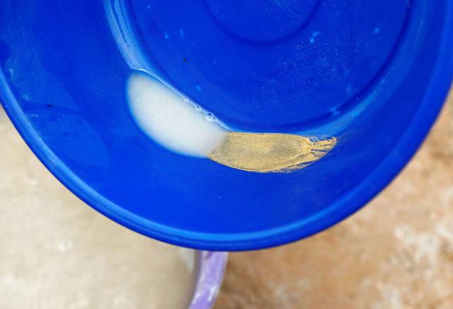 FOTO 10 | Detalle del oro que queda en una palangana tras su lavado.