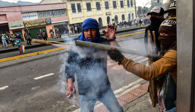 En los disturbios participan indígenas de la Amazonia que armados con lanzas se sumaban desde el viernes a las protestas. (Foto: AFP)