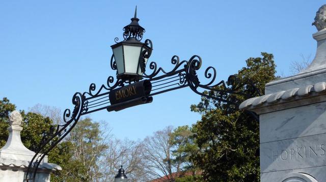 20. Universidad de Emory. El 32% de los postulantes a la escuela son aceptado y el 95% consigue un empleo nueve meses después de su graduación.