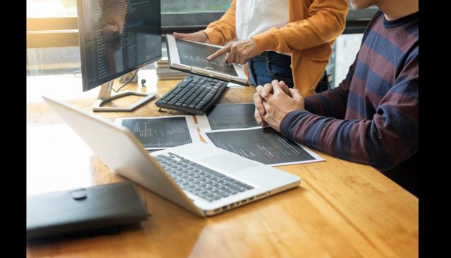 FOTO 2 | Sume nuevas herramientas

Impulsar el llamado aprendizaje colaborativo o entre pares es imprescindible. La implicación, la motivación, la atención y el trabajo constante del trabajador son fundamentales para que la formación fluya. “Todos somos corresponsables. Las empresas ponen los medios, pero nosotros tenemos que estar dispuestos a buscar los momentos y a veces una formación extra”, aconseja Ana Casilda. Abrirse a nuevos cursos en línea es relevante, de acuerdo con la experta de Telefónica. Hay plataformas con miles de ellos que ponen a disposición del usuario contenidos sobre una enorme variedad de temas. (Foto: Freepik)