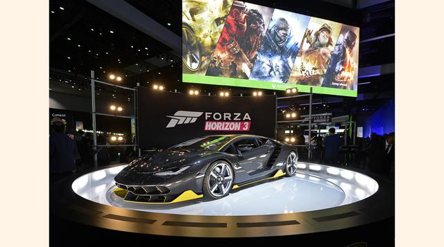 Un Lamborghini Centenario, que hace su debut en Estados Unidos, se pone en exhibición en el stand del Xbox de Microsoft Corp. en la feria E3 en Los Angeles , California EEUU.