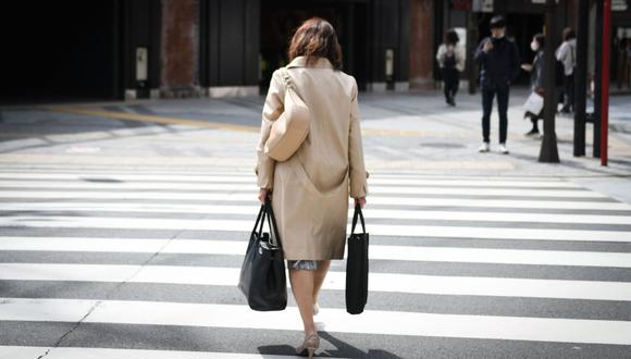 Una mujer cruza una calle cerca de la estación Yurakucho en Tokio, Japón, el lunes 7 de marzo de 2022. Japón tiene una de las peores brechas salariales de género entre los países de la Organización para la Cooperación y el Desarrollo Económicos (OCDE). Foto: Noriko Hayashi/Bloomberg