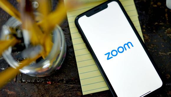 El logotipo de Zoom en un teléfono inteligente colocado en Germantown, Nueva York, EE.UU., el sábado 13 de mayo de 2023. Fotógrafo: Gabby Jones/Bloomberg