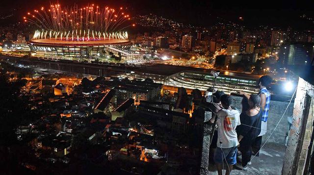 8. Dos mundos en una misma ciudad El 5 de agosto Rio inaugura los primeros Juegos Olímpicos de Sudamérica, pero dos años después del Mundial-2014, Brasil está azotada por una grave crisis económica. Sin capacidad económica para poder pagar un billete para