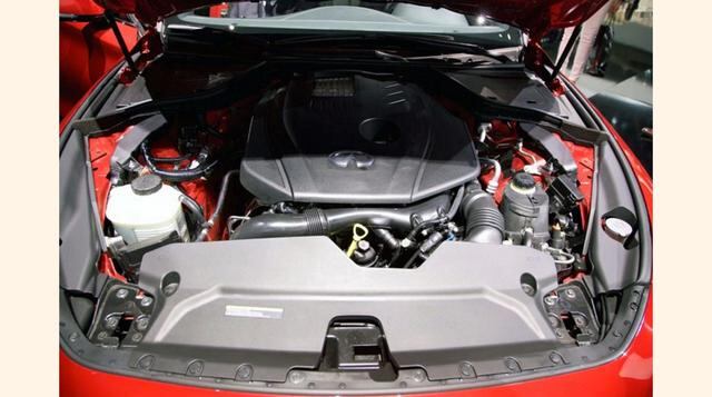 Infiniti aumentó el valor de rendimiento con un motor doble turbo V6 de 3.0 litros que produce 400 caballos de fuerza a 6,400 revoluciones por minuto.
