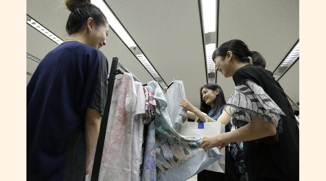 Los creadores japoneses, salvo los grandes nombres como Issey Miyake, Kenzo y Rei Kawakubo, descuidan las ventas y la protección de sus marcas en el extranjero.