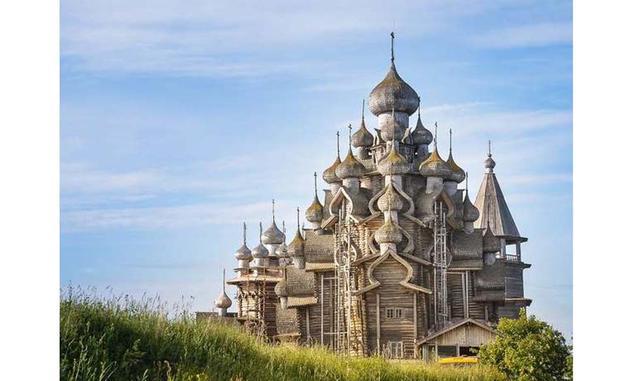 Kizhi Pogost, Rusia.El recinto de Kizhi se trata en realidad de dos iglesias de madera del siglo XVIII y una torre octogonal con un reloj. (Foto: msn)