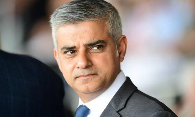 El alcalde de Londres, Sadiq Khan (@SadiqKhan): "Londres está al lado de Mánchester, nuestros pensamientos están con quienes murieron y resultaron heridos y con nuestros valientes servicios de emergencia".  (Foto: AFP)
