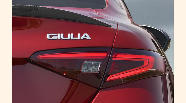 El diseño de los faros delanteros y traseros se alejan de las tradicionales formas redondeadas de la marca, en busca de dotar al Giulia de una mayor agresividad. (Foto: Alfa Romeo)