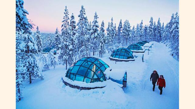 FOTO 9 | Kakslauttanen (Finlandia) , es uno de los alojamientos más populares de Finlandia. Sus casitas están disponibles desde agosto hasta abril para viajes en pareja o en grupo y disponen de baño y ducha. Vistas desde arriba, organizadas en línea, esta