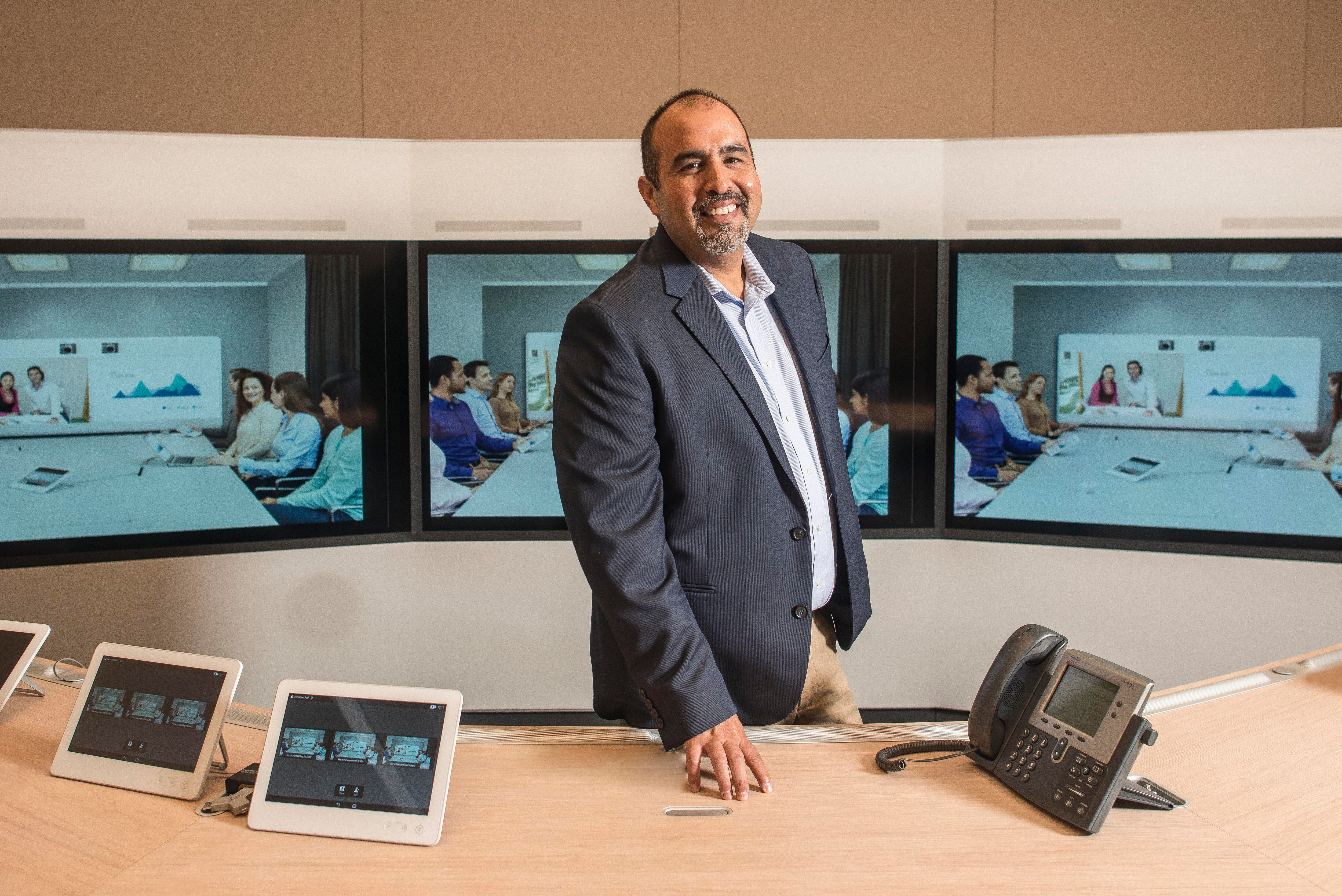 Mariano Orihuela, Director de Mercado Corporativo de Claro Perú presenta sus servicios y soluciones digitales para empresa.