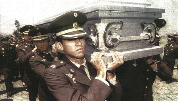 Los restos mortales de dos oficiales caídos durante el conflicto bélico con Ecuador fueron sepultados ayer.