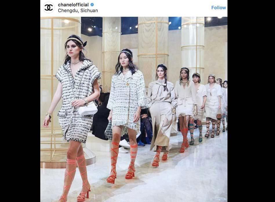 FOTO 1 | Chanel. Esta marca nació de la mano de Coco Chanel, una mujer reconocida por su buen gusto al vestir y su capacidad de revolucionar la época con su sensualidad y su elegancia. En 1910 fue abierta su primera tienda en la ciudad de París, Francia y pese a la muerte de su fundadora el estilo y la esencia de la marca es una de las cosas que más ha perdurado en el tiempo. Actualmente Karl Lagerfeld es el director creativo de esta marca y mantiene el prestigio de esta casa de modas que hasta el día de hoy cualquiera de sus piezas, bolsos o zapatos cuestan varios cientos de dólares. (Foto: instagram)