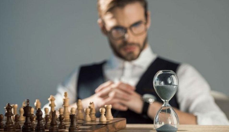 FOTO 1 | 1. Mejora tus habilidades conversacionales. La destreza para conversar es clave con los clientes, las presentaciones frente a directivos, las juntas gerenciales y en aquellas pláticas donde se toman las decisiones empresariales más importantes.

Saber dialogar sobre temas substanciales puede hacer que cualquiera sea interesante, si es que alguien tiene algo atractivo que decir. El reporte de un estudio en ciencias psicológicas, muestra que la gente que participa en conversaciones más profundas son más felices que aquellas que mantienen sus interacciones a un nivel superficial. Las personas felices son más atrayentes que las miserables.