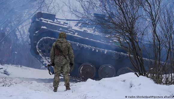 Tropas ucranianas realizan ejercicios militares en el este del país. (Foto: Vadim Ghirda/dpa/AP/picture alliance)