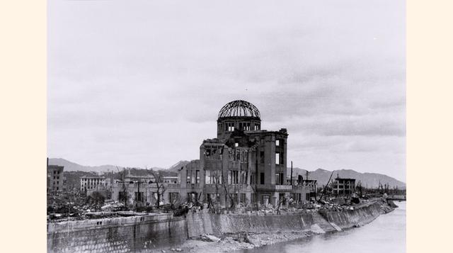 El Hiroshima Prefectural Industrial Promotion Hall, hoy llamado el A-Bomb Dome, se ve cerca del puente Aioi en Hiroshima después de que la bomba atómica cayera en el lugar el 6 de agosto de 1945. Esta foto fue tomada por Toshio Kawahara y publicada por su