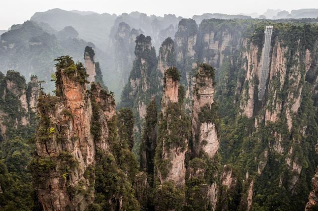 FOTO 2  | El ascensor Bailong (China),  es el elevador exterior, y el dedicado a excursionistas, más alto del mundo. También el más rápido y de mayor capacidad destinado a pasajeros. Está anclado en un acantilado en el parque Nacional de Zhangjiajie, dentro de un territorio dominado por enormes pilares rocosos que inspiró las montañas colgantes de la película 'Avatar', declarado patrimonio mundial.