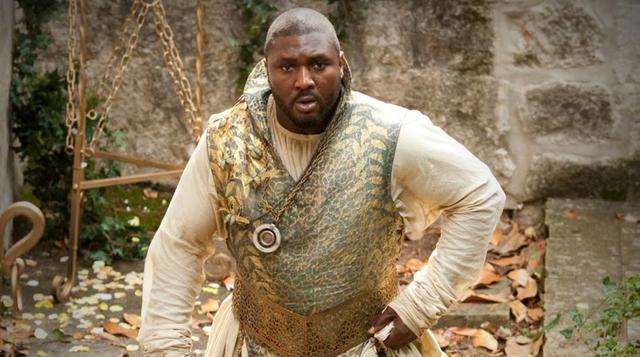 Xaro Xhoan Daxos es un rico comerciante de Meereen que quiere casarse con Daenerys. No lo consigue, así que es irrelevante. Sólo sirve para mostrar una costumbre de aquel lugar en los libros: su principal reacción es el llanto. Lloran por todo.