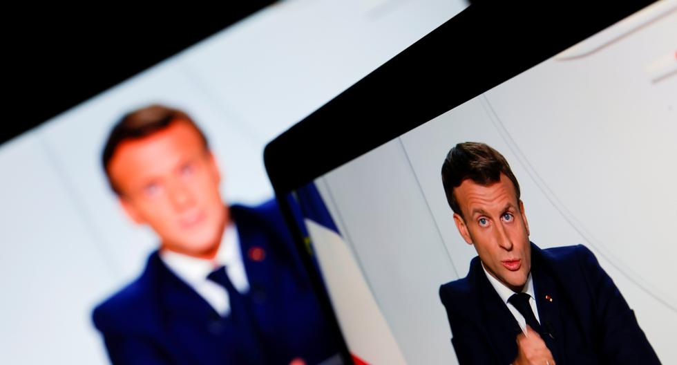 El presidente de Francia, Emmanuel Macron, es visto en una pantalla de televisión en París, el 28 de octubre de 2020. El mandatario anuncia medidas por el coronavirus. (REUTERS/Christian Hartmann).