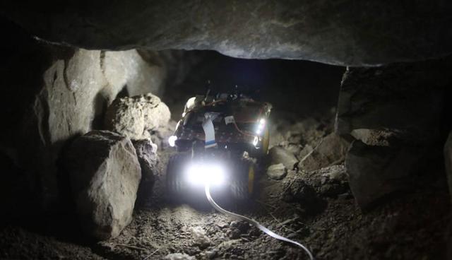 FOTO 5 | Para la exploración, los arqueólogos usaron pequeños robots con microcámaras, que pudieron ingresar a lugares muy pequeños y descubrieron cavidades en los laberintos de Chavín. (Foto: Andina)
