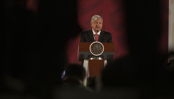 López Obrador ha ignorado abiertamente el consejo de sus propios funcionarios de salud, y continúa celebrando mitines tipo campaña donde abundan los apretones de manos, abrazos y selfies. (Bloomberg)