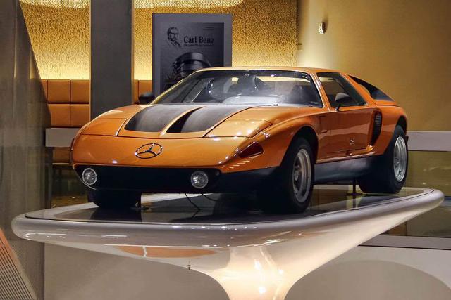Foto 6 | 5. Mercedes-Benz C111 Wankel Prototype (1970). Si bien el C111-II Prototype no es técnicamente un coche de producción, es tan cool que tenía que estar en la lista. Desde 1969 hasta 1991 Mercedes jugueteó con la idea de un superdeportivo con motor central, y terminó tomando la forma del C111 con un cuerpo de fibra de vidrio.
La primera versión, completada en 1969, utiliza un motor Wankel de tres rotores. A través de sus múltiples iteraciones, el C111 capturó la atención de los aficionados a los coches de todo el mundo.