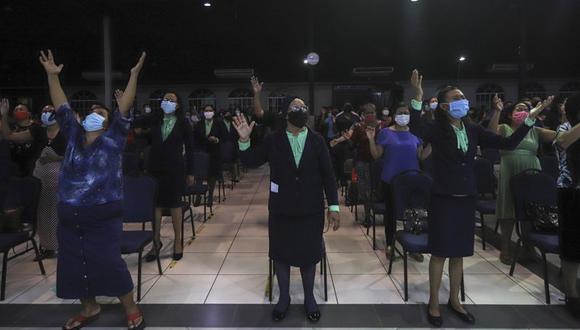 Mujeres con barbijos y distancia social participan en un servicio de la iglesia evangélica Bethel de Managua el 12 de agosto del 2020. (Foto referencial: AP)