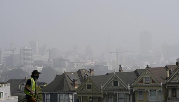 El humo de los incendios forestales cubre los rascacielos de San Francisco, California. (Foto: AP)