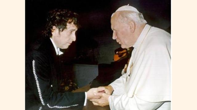 8. La búsqueda espiritual ha sido constante en la vida del cantante. Inclusive llegó a convertirse del judaismo al cristianismo. En 1977, fue hospitalizado por un problema al corazón, y tras su recuperación cantó ante el Papa Juan Pablo II. (Foto: Faceboo