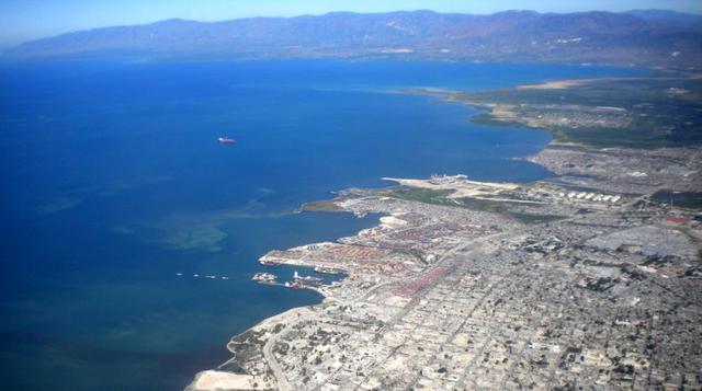 Haití. Haití deriva del idioma arahuaca, que era la lengua de los habitantes primitivos del lugar y que significa "tierra de montañas". Ese era el nombre que los taínos le dieron a la parte oeste de la isla que comparte con República Dominicana.