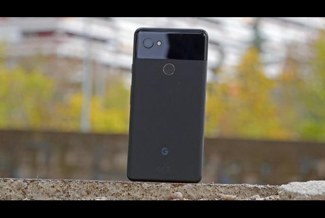 Foto 4 |  Google Pixel 3. Google lo seguirá intentando con sus propios móviles, ahora de la mano de la división que acaba de comprar a HTC. Ya veremos qué sacan en claro de esta compra, que por el momento no ha dado frutos. No lo hará hasta la segunda mitad del año, en octubre o noviembre cuando se anuncien los Google Pixel 3.

Ya veremos si para entonces ha fructificado el Proyecto Fuchsia, muy ambicioso y cuyo objetivo es impulsar la convergencia entre Android móvil y de escritorio. Sin duda, Google tiene mucho que ofrecer en el apartado de software, aunque no tanto en el de hardware.
Que sus smartphones sean presentados casi a finales de año lastra mucho las opciones a la hora de innovar. Seguramente vengan con Snapdragon 845 o el nuevo buque insignia de Qualcomm, puede que 836. 6 GB de RAM es una cantidad más que probable, al igual que la pantalla sin marcos, nada sorprendente.
Donde sí que destacan los Google Pixel como mejores móviles es en actualizaciones rápidas de Android. La fragmentación de este sistema operativo es galopante y va a más, así que si lo que quieres es tener cuanto antes mejor la última versión disponible, no queda más remedio que picar en la tienda de Google.
Se sabe poco más sobre los Pixel, sin duda porque faltan muchos meses para que sean presentados.