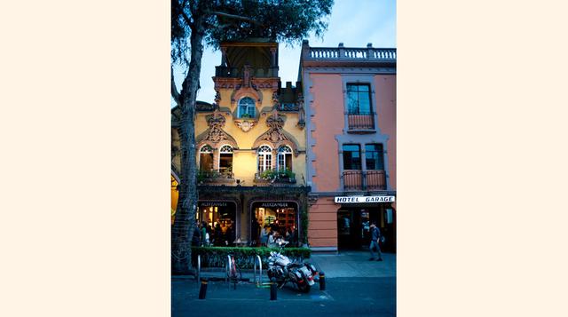 Avenida Álvaro Obregón (La Roma, México D.F.). El D.F. es ruidoso, frenético y tan inabarcable como chelas te bebes en una noche. Pero Colonia Roma tiene un ambiente que calla al resto de barrios de la ciudad: aquí se baja el ritmo y se vive entre cafés m