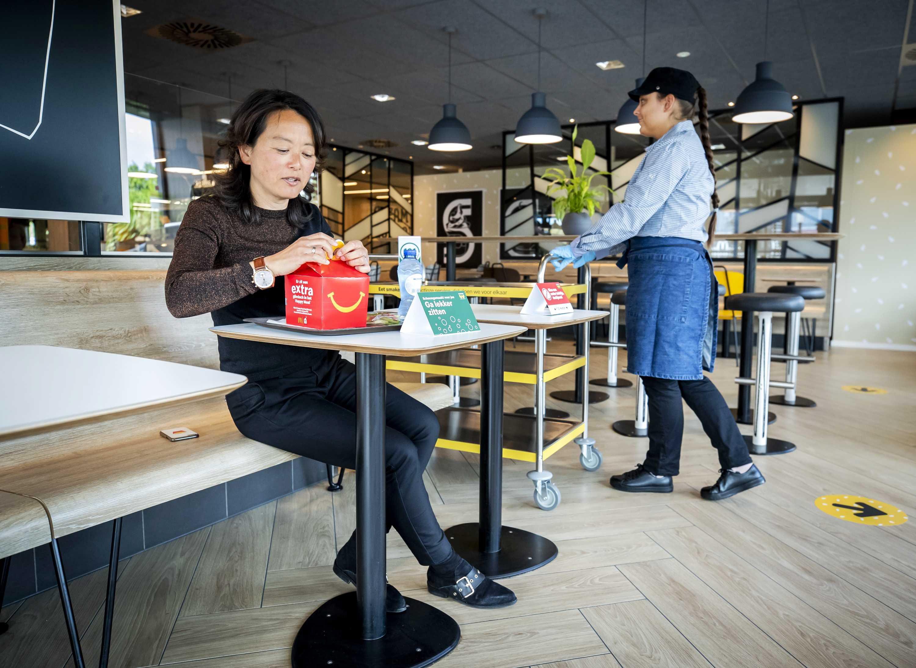 Se deberá mantener a los clientes y al personal al menos a 1.5 metros de distancia para evitar una nueva ola de infecciones. (Foto: EFE)