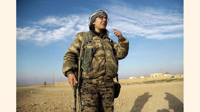 Kimmy Taylor no llega a los 30 años de edad y es miembro de las unidades de protección del pueblo Kurdo, conocidas por las siglas YPG.(foto:Diario ABC, S.L.)