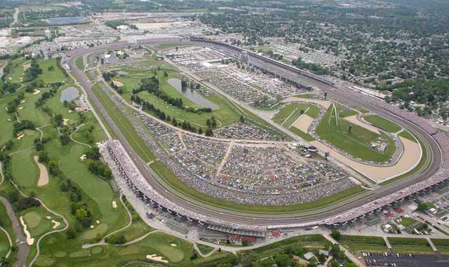 La Indianapolis Motor Speedway tiene capacidad para 400,000 espectadores, y más de 257,000 asientos. Es la arena deportiva más grande del mundo.