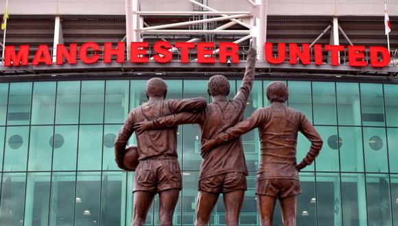 La estatua de Unity Trinity, que representa a los futbolistas George Best, Denis Law y Bobby Charlton, fuera del campo de fútbol de Old Trafford, sede del club de fútbol Manchester United, en Manchester, Reino Unido, el viernes 2 de agosto de 2019. Fotógrafo: Anthony Devlin/Bloomberg