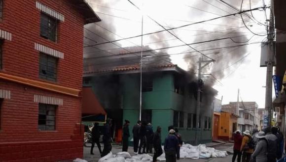 Comisaría de Ilave, Puno, en llamas ante manifestaciones en la ciudad. (Foto: Captura de Twitter @jsudaka)