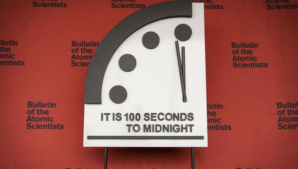 In this image released by The Hastings Group the Doomsday Clock is unveiled on January 20, 2022, in Washington, DC. - The "Doomsday Clock," representing the judgment of leading science and security experts about perils to human existence, remains at 100 seconds to midnight this year, with advances like Covid-19 vaccines balanced by the rising tide of misinformation and other threats. Bulletin of the Atomic Scientists president Rachel Bronson declared the world was no safer this year than 2019, when the clock's hands were moved to their current position.
En esta imagen publicada por The Hastings Group, el Reloj del Juicio Final se presenta el 20 de enero de 2022 en Washington, DC. (Foto de The Hastings Group / AFP)