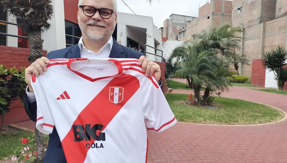 Jesús López, gerente general de AJE Perú, anunció el patrocinio de este grupo embotellador a las selecciones de fútbol peruano con sus marcas Big Cola y Sporade.