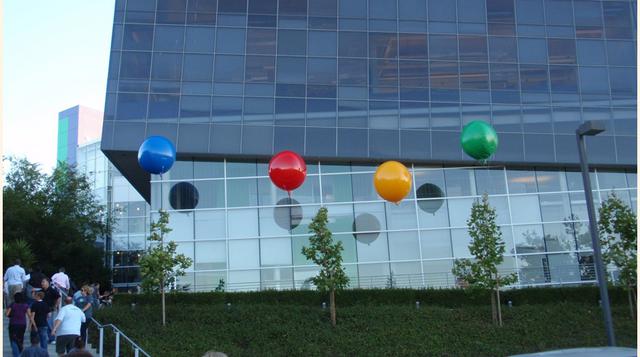 Así en 2003, Google arrendó su ahora famoso campus Googleplex, gigante de la tecnología de la vieja escuela Silicon Graphics International. En 2006, Google fue capaz de comprar el Googleplex absoluta.