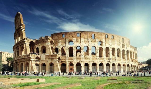 EL COLISEO, ITALIA. Los asientos del anfiteatro eran elegidos de acuerdo con al importancia de la persona para el imperio: el Emperador y sus senadores se sentaban junto a la arena y las clases consideradas inferiores se acomodaban en la parte de arriba. 