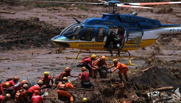 Brasil | Helicóptero apoya a rescatistas y bomberos en la búsqueda de víctimas tras la avalancha de lodo originada por la rotura de represa. (Foto: AFP)