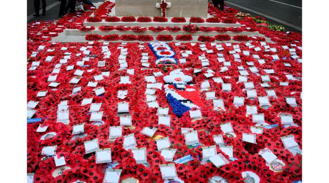 Al pie del monumento a los caídos en guerra una alfombra de amapolas rojas, fuerte símbolo de la Primera Guerra Mundial y recordatorio en todos los territorios británicos y muchos otros países. (Foto: AP)