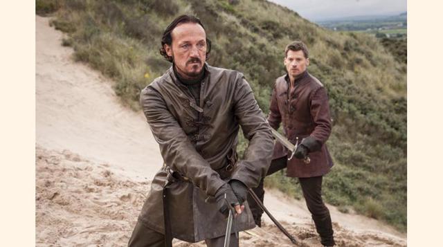 No es Bronn quien entrena a Jamie Lannister, sino Ilyn Payne. Jamie le elige porque, al no tener lengua, no puede contarle a nadie lo mal espadachín que es con la mano izquierda.