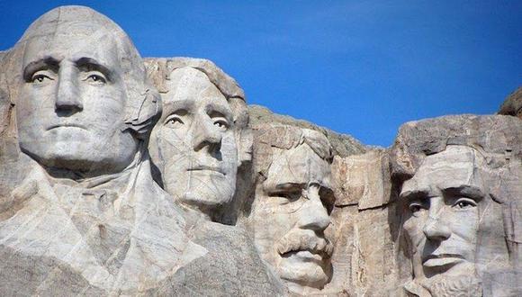 El Monte Rushmore tiene los rostros esculpidos de cuatro presidentes estadounidenses: George Washington, Thomas Jefferson, Abraham Lincoln y Theodore Roosevelt.