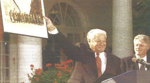 El presidente ruso Boris Yeltsin, en compañía del mandatario norteamericano Bill Clinton, muestra una fotografía de la Segunda Guerra Mundial. (Foto Reuter).