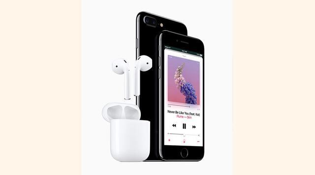 14. iPhone 7. Apple eliminó la entrada para auriculares en el nuevo iPhone y ahora con nuevos AirPods inalámbricos que permiten un sonido inmersivo dos veces mejor que el iPhone 6s, así se convierte también en el mejor de su clase por su doble cámara y la