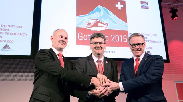 Renzo Simoni, director general de AlpTransit Gotthard Ltd (I), Peter Fueglistaler, director de la Oficina Federal de Transporte (FOT) © y Andreas Meyer, CEO de Swiss Federal Railsways (SBB AG) (D), se dan la mano en la ceremonia de apertura del túnel de S